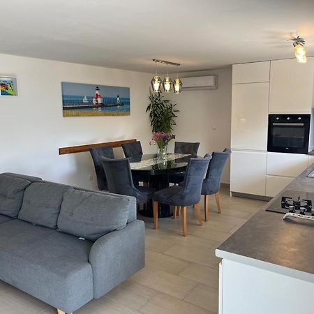 Apartment Verica In Duce - 20 Meters From The Beach Dugi Rat Ngoại thất bức ảnh