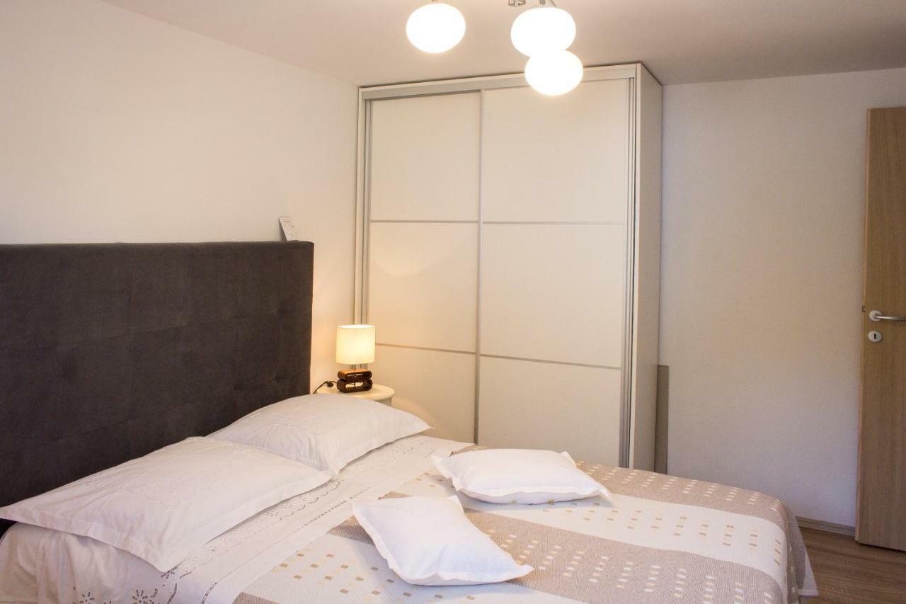 Apartment Verica In Duce - 20 Meters From The Beach Dugi Rat Ngoại thất bức ảnh