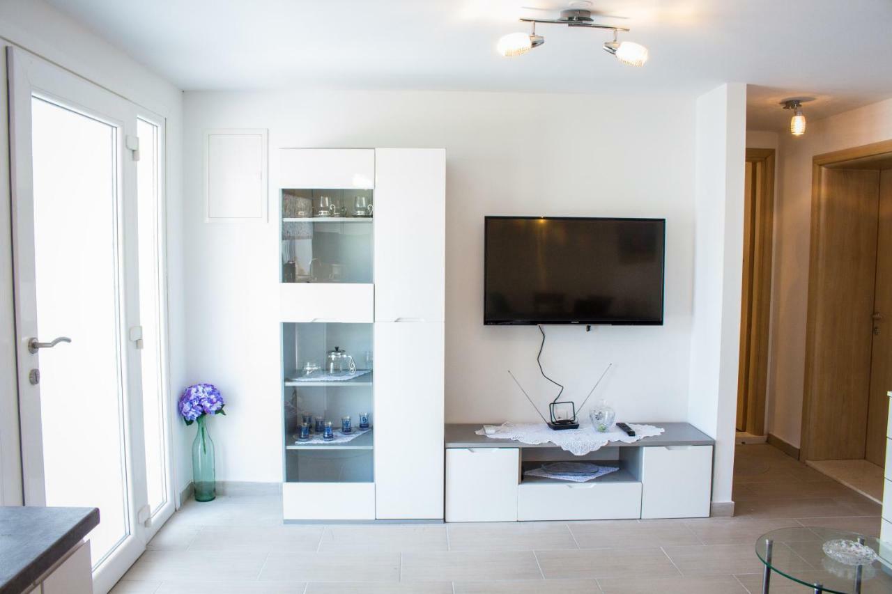 Apartment Verica In Duce - 20 Meters From The Beach Dugi Rat Ngoại thất bức ảnh